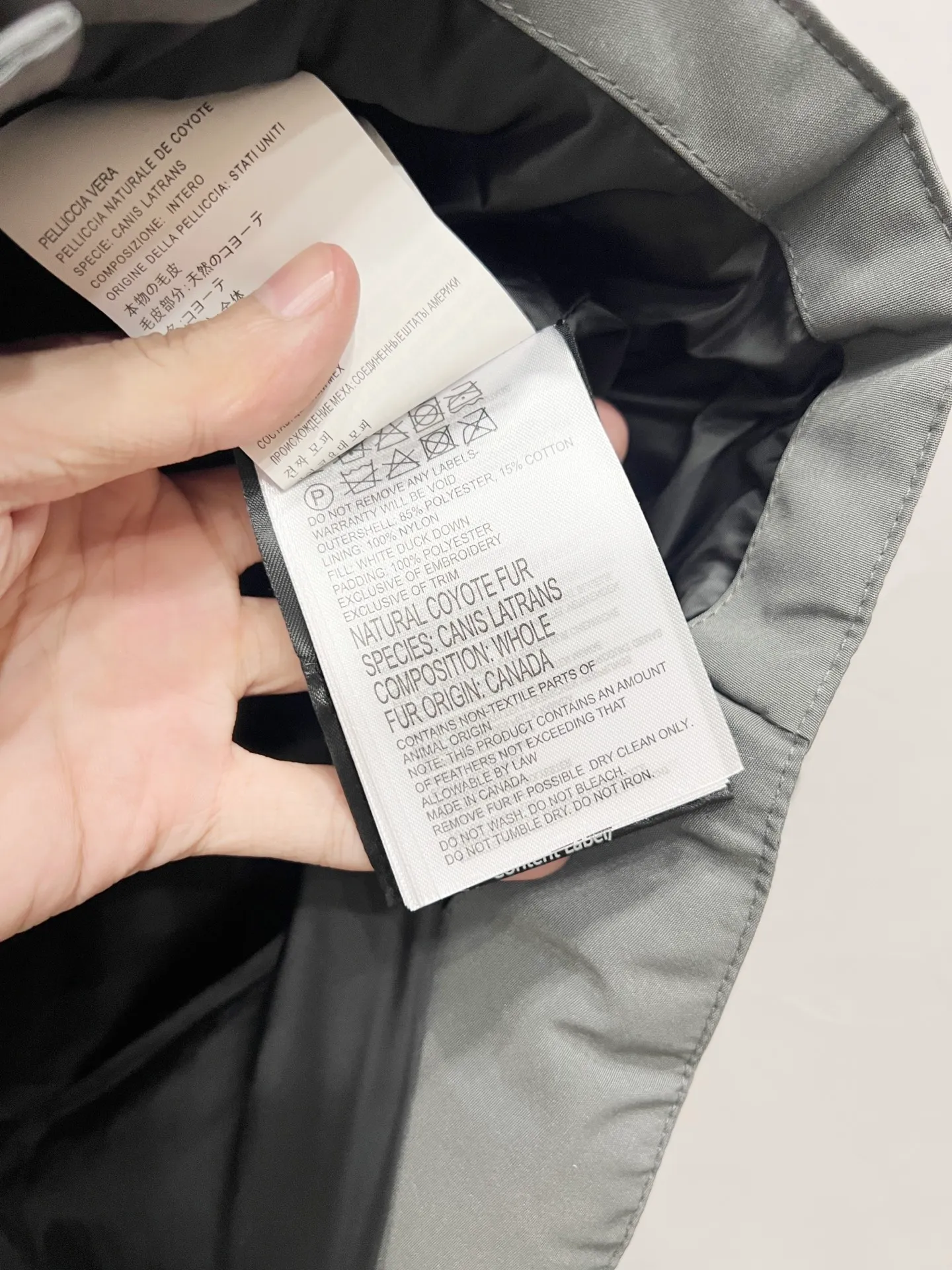 P330 model number: YC29 Canada goose/Canada Goose 4154M Freestyle Crew down vest, using international 50 down, genuine original clothing, pay attention to the version, YKK double zipper, velvet on the back collar, more warm, zippered hidden pocket on the inside, genuine mesh pockets on the inside. If you need to compare with the genuine product, check it out at any time. Accessories are all customized from the original factory. The fabric is molded and customized according to the original version. It can be restored by kneading it at will (fabric interpretation: the harder the fabric, the better the waterproof performance. Only those who buy the latest authentic version this year will notice the softness and comfort of the fabric. Soft fabrics are waterproof and have memory rebound function, which is the authentic fabric). The down is synchronized with genuine white duck down, fluffy and not clumps. The original version of Big Goose is white duck down. It is not the goose down boasted by the world's random copywriting. It can be verified through any official channel. Customized authentic YKK double zipper military-grade copper core zipper puller. High hardness and no jamming. The original smoothness is restored. The workmanship and wiring are all controlled by workers with more than ten years of service. They must be horizontal and vertical. No crookedness. The inner wiring density is more sophisticated. Feel free to compare. Big goose label. Collar label. Washed label. Hangtag. Zipper rope. Pocket label. Collar velvet. Buttons. All details are updated simultaneously with the original version. The best version. A fighter in a world-famous vest. Compare to the entire network. Color: Black White Navy Blue Gray Gray Gray Label Size: S-XXL